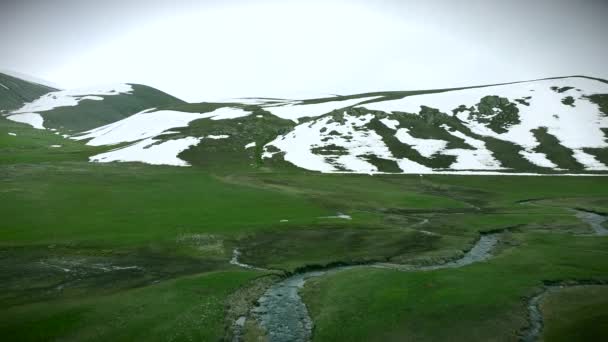 Veduta aerea sulle montagne innevate, inizio primavera in vallata. Paesaggio, Caucaso, Armenia — Video Stock