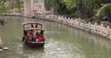 Geleneksel Çin kanalının yanından geçen bir tekne.