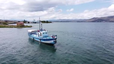Bir buharlı geminin hava görüntüsü, bir balıkçı teknesinin üzerinde uçan bir dron.