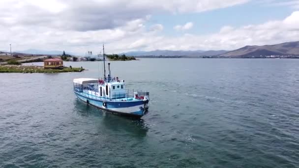 Vista aérea de um barco a vapor, drone voando sobre um navio de pesca — Vídeo de Stock