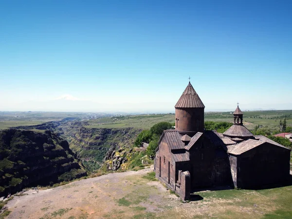 Vista Aerea Della Chiesa Cristiana Sulla Cima Della Montagna — Foto Stock