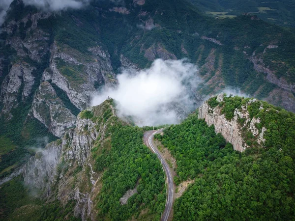 Serpentine 'in, Mountain Highway' in ve Canyon 'un ve dağın tepesindeki küçük şapelin insansız hava aracı görüntüleri.