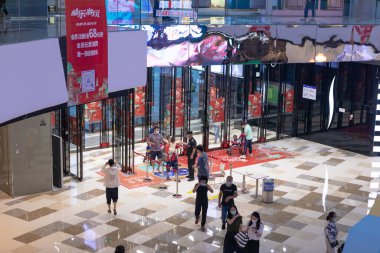 Ticaret Merkezi İçişleri, Covid-19 nedeniyle insanlar girişte yürüyüş ve sıcaklık kontrolü yapıyorlar.