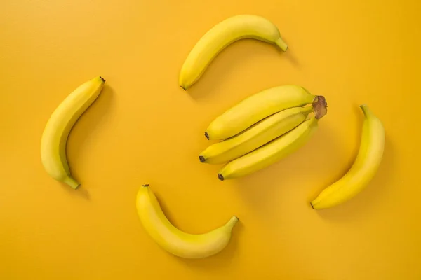 Bananas Maduras Fundo Amarelo Brilhante Tema Verão — Fotografia de Stock