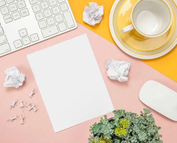 Luminoso Spazio Lavoro Ufficio Domestico Estivo Con Foglio Carta Vuoto — Foto Stock