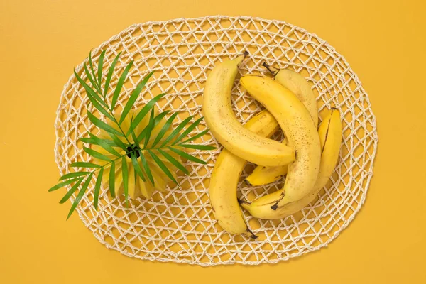 Bananes Mûres Feuilles Palmier Sur Fond Jaune Thème Été Tropical — Photo