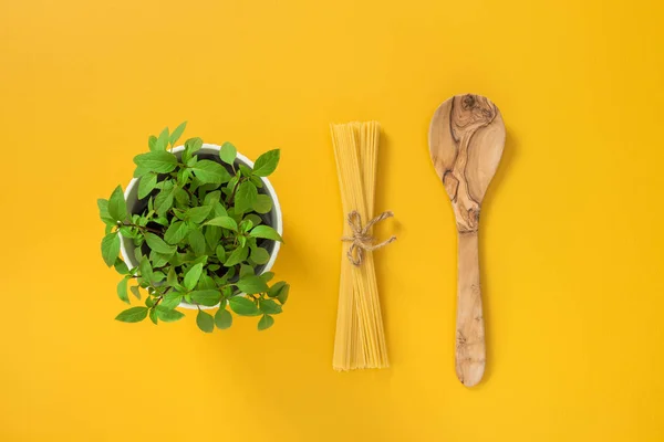 Nudeln Kochen Basilikumkräuter Topf Spaghetti Und Kochlöffel Auf Gelbem Hintergrund — Stockfoto