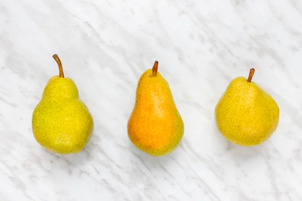 Ώριμα Αχλάδια Μαρμάρινο Φόντο Τρία Γευστικά Φρούτα — Φωτογραφία Αρχείου