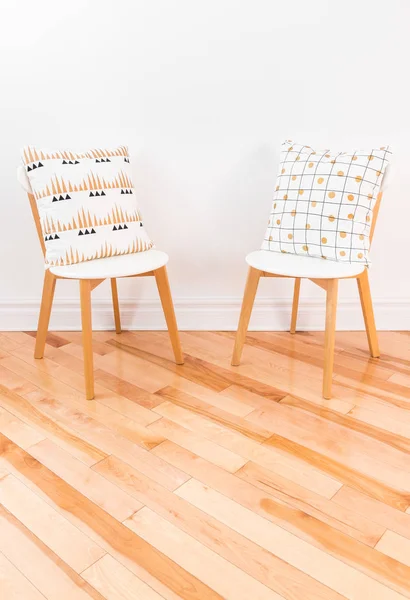 Chaises Élégantes Avec Coussins Ornementaux Sur Plancher Bois Franc Décor — Photo