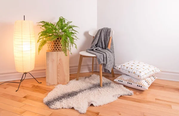 Habitación Con Acogedora Luz Decorada Estilo Escandinavo Con Materiales Naturales —  Fotos de Stock