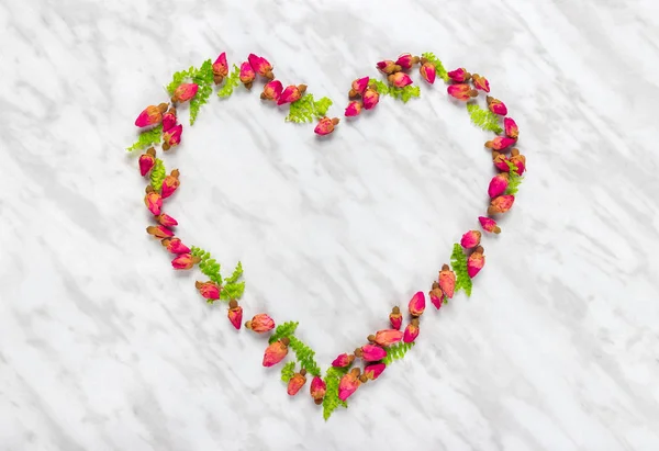 Сердце Роз Зеленых Листьев Мраморном Фоне — стоковое фото
