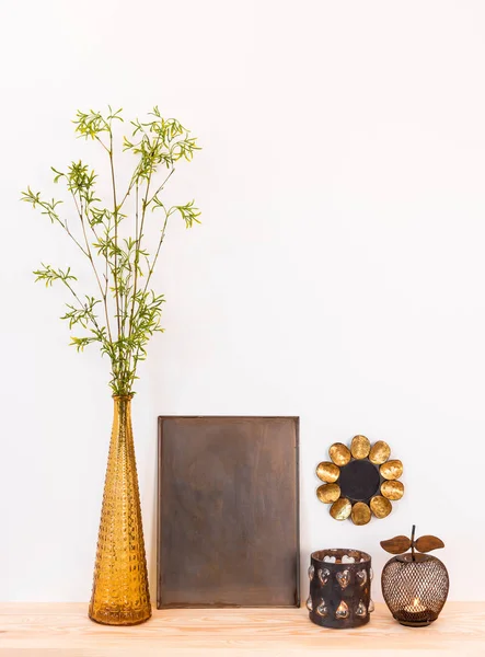 家の装飾の組成物 コピー スペースを持つ金属製のフレーム ガラス花瓶春木の枝 アンティークのキャンドル ホルダー — ストック写真
