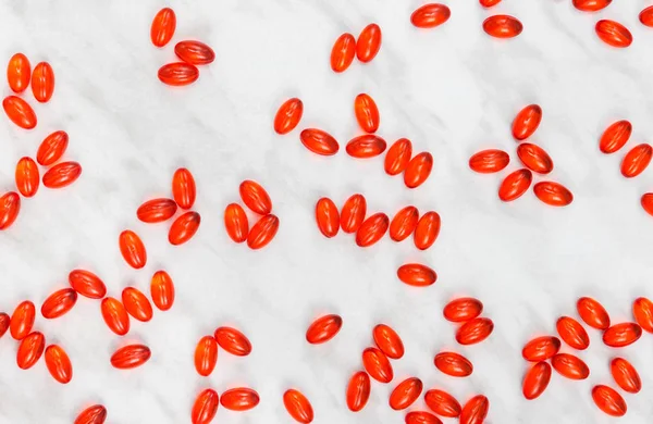 Rode Glanzende Pillen Marmeren Achtergrond Capsules Met Geneeskunde — Stockfoto