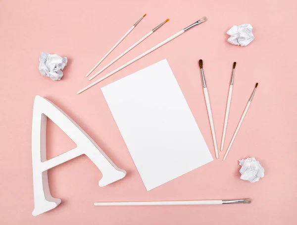 艺术和创造力 画笔和空白纸 在柔和的粉红色背景 — 图库照片