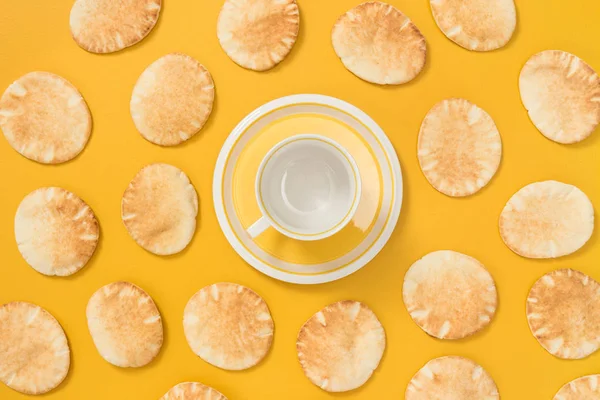 Chávena Chá Cerâmica Mini Pita Pão Sobre Fundo Amarelo Brilhante — Fotografia de Stock