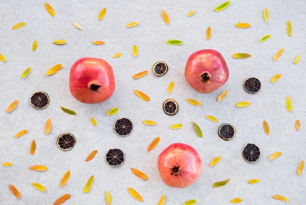 Granaatappels Uitgedroogde Citroen Segmenten Kleurrijke Ashberry Bladeren Van Boom Concrete — Stockfoto