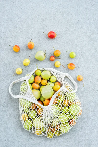 Färgglada Äpplen Från Trädgården Bomull Mesh Bag Konkreta Bakgrund — Stockfoto