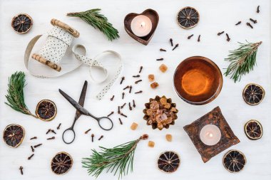 Mumlar, çay fincanı ve beyaz arka plan üzerinde vintage öğeler ile geleneksel Noel dekor.