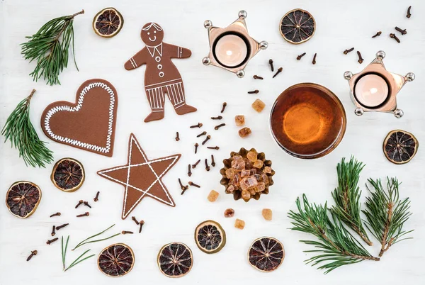 Nordic Christmas Decor Met Kaarsen Thee Gember Koekjes Witte Achtergrond — Stockfoto