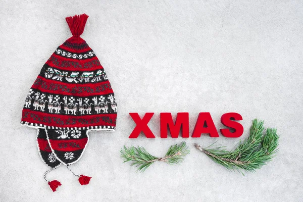 赤冬の帽子 松の枝 明るい灰色の背景に言葉クリスマスのクリスマス コンポジション — ストック写真