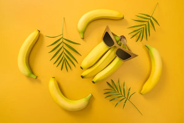 Bananes Lunettes Soleil Feuilles Palmier Sur Fond Jaune Vif Thème — Photo