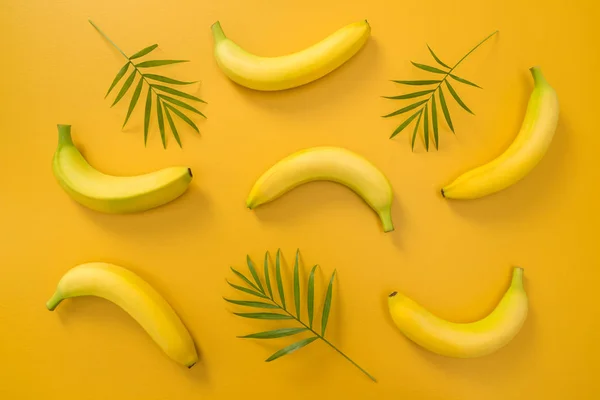 Φύλλα Φοίνικα Και Τις Μπανάνες Ζωηρό Κίτρινο Φόντο Θέμα Τροπικά — Φωτογραφία Αρχείου