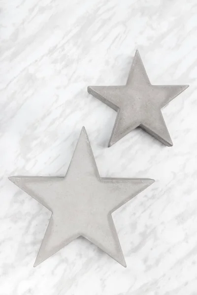 Deux Étoiles Béton Sur Fond Marbre Décor Moderne — Photo