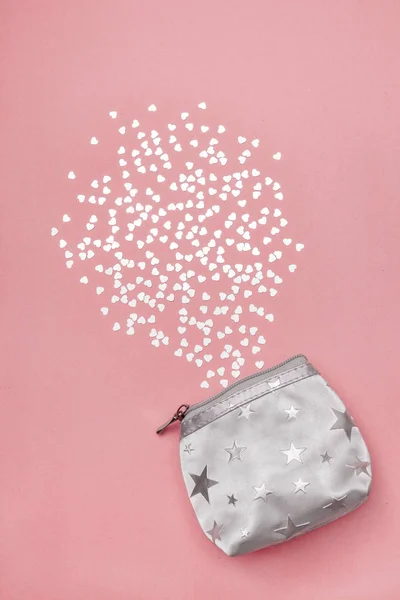 Silver Handväska Och Glänsande Hjärtan Pastell Rosa Bakgrund — Stockfoto