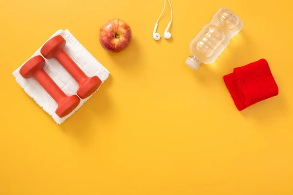 Halteres Toalha Fones Ouvido Maçã Garrafa Água Pulsos Fitness Flatlay — Fotografia de Stock