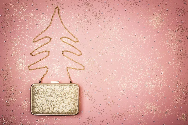 ファッションとキラキラ装飾 ピンクの背景の黄金の財布チェーンで作ったクリスマス ツリー — ストック写真