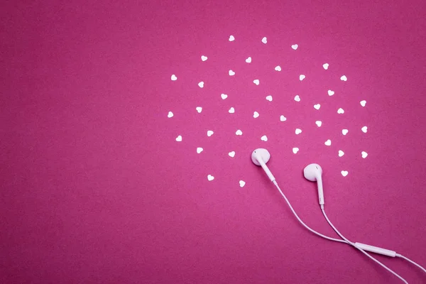 Amor Musical Auriculares Blancos Rodeados Corazones Sobre Vibrante Fondo Púrpura —  Fotos de Stock