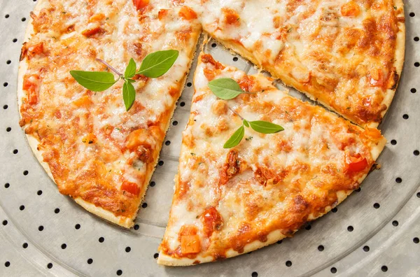 Pizza Proaspăt Coaptă Margherita Decorată Frunze Busuioc Verde Tavă Copt — Fotografie, imagine de stoc