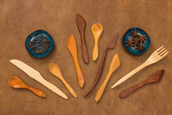 Handgemaakte Houten Gebruiksvoorwerpen Specerijen Bruinleren Achtergrond Vork Lepels Messen Kruidnagel — Stockfoto