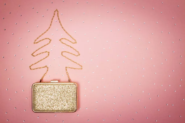 圣诞树由金色的钱包链制成 背景是粉红色的 有闪闪发光的雪花 圣诞节和时尚概念 — 图库照片
