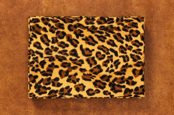 储物盒与复古豹纹 在棕色皮革背景 — 图库照片