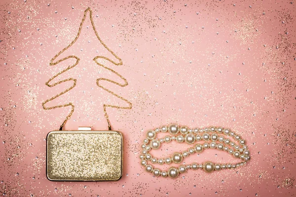 珍珠项链和圣诞树由金色的钱包链制成 背景闪闪发光 美容和时尚装饰 — 图库照片