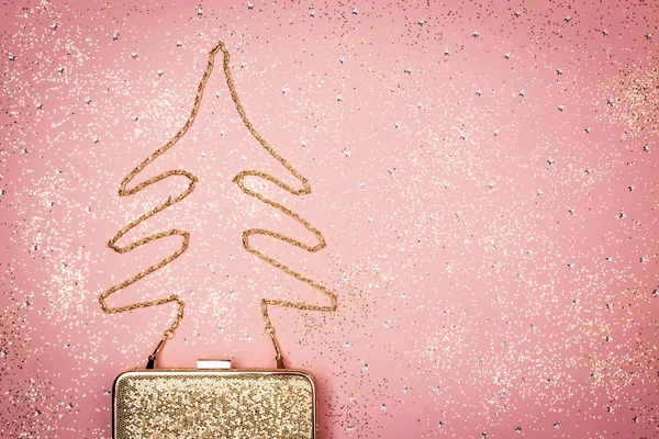时尚圣诞树在闪闪发光的粉红色背景 冬季时尚理念 — 图库照片