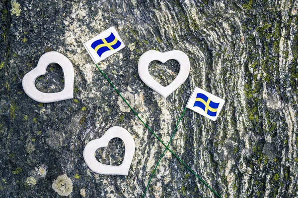 Σουηδική Σημαίες Και Άσπρο Ξύλινες Καρδιές Ποώδη Ροκ Υπόβαθρο Σκανδιναβική — Φωτογραφία Αρχείου