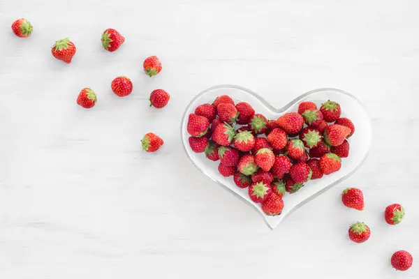 Erdbeeren Einer Herzförmigen Schüssel Auf Weißem Holzgrund — Stockfoto