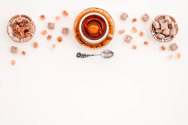 Tasse Tee Und Braunen Zucker Auf Weißer Oberfläche Mit Kopierraum — Stockfoto