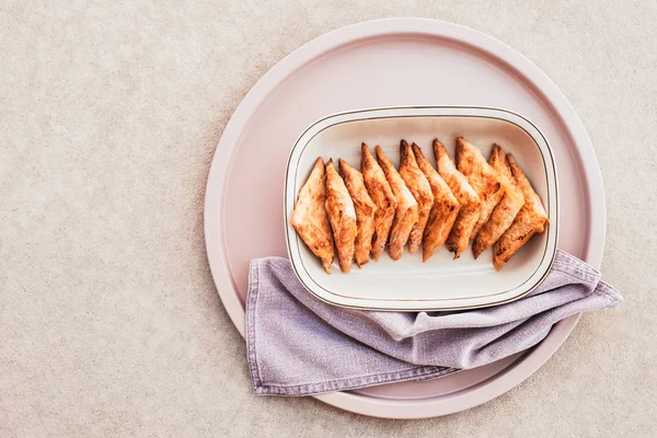 Vegetarische Kaas Taarten Gemaakt Met Filodeeg Gebak Een Roze Dienblad — Stockfoto