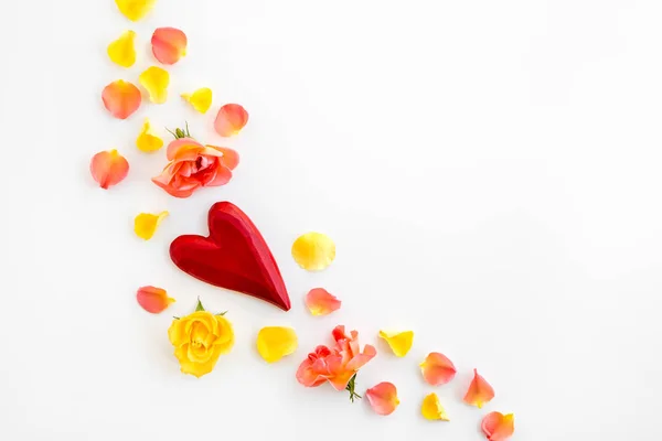 Red Heart Roses Rose Petals White Background — Stock Photo, Image
