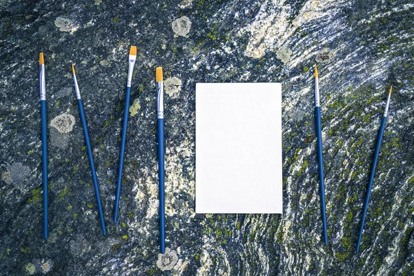 画笔和白色画布与复制空间在青苔石头背景 斯堪的纳维亚自然灵感 — 图库照片