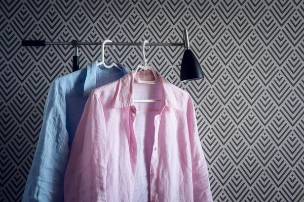 Roze Blauwe Shirts Hangers Moderne Wallpaper Achtergrond — Stockfoto