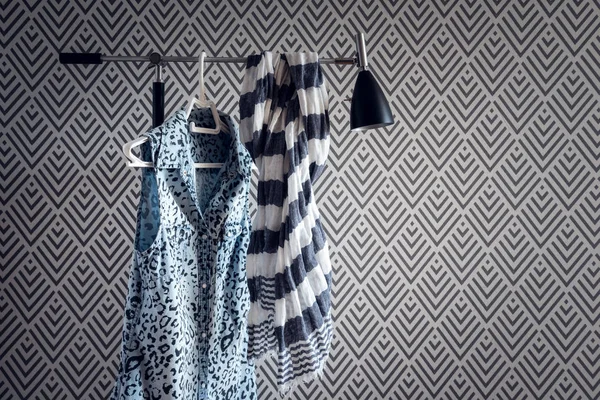 Stylové Oblečení Moderní Tapety Pozadí Modré Džínové Vestě Pruhovaná Šála — Stock fotografie