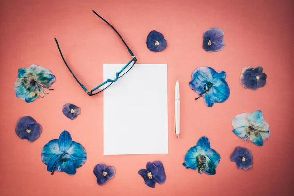 Creatief Schrijven Concept Blanco Vel Papier Pen Glazen Blauwe Viooltjes — Stockfoto