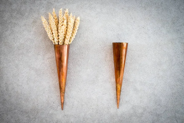 Dos Conos Cobre Vintage Con Espigas Trigo Sobre Fondo Hormigón —  Fotos de Stock