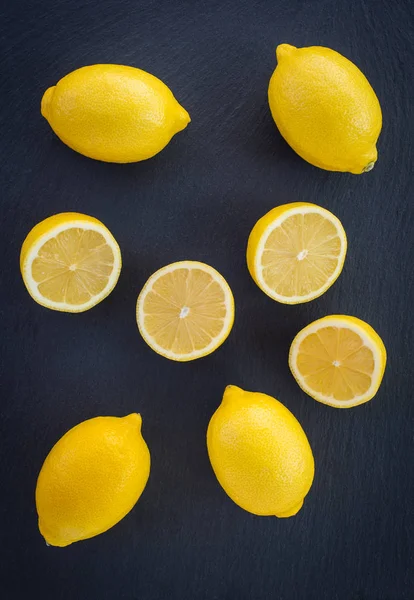 Whole Cut Lemons Dark Slate Background Ripe Citrus Fruits — Stock Photo, Image