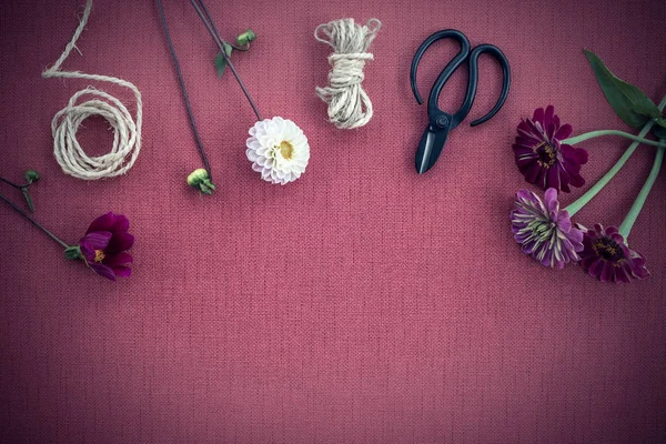 Spazio Lavoro Fiorista Fiori Freschi Forbici Spago Sfondo Tela Viola — Foto Stock