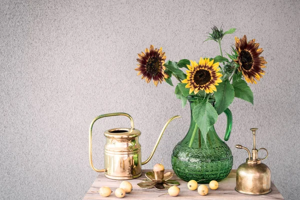 Bouquet Sunflowers Green Glass Vase Brass Home Decor Concrete Background — Stock Photo, Image